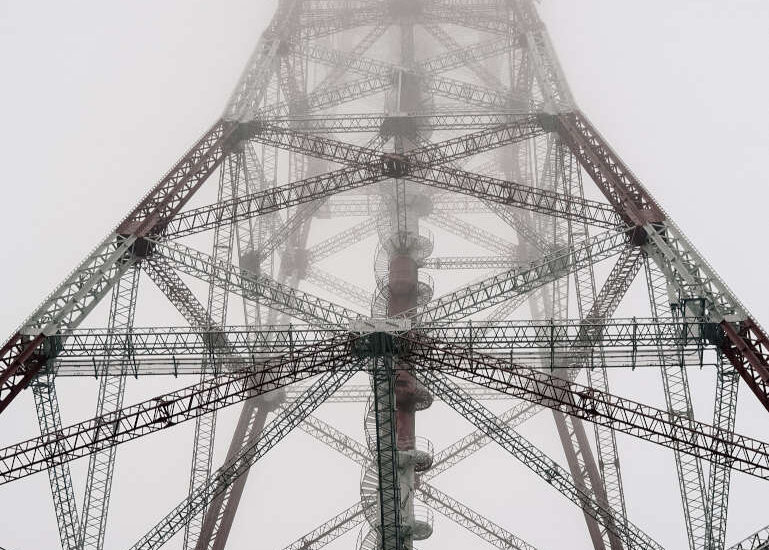 Bli bla Blog - ein Strommast ragt in den nebelverhangenen Himmel, die Spitze ist nicht zu sehen, wird von den Wolken verschluckt