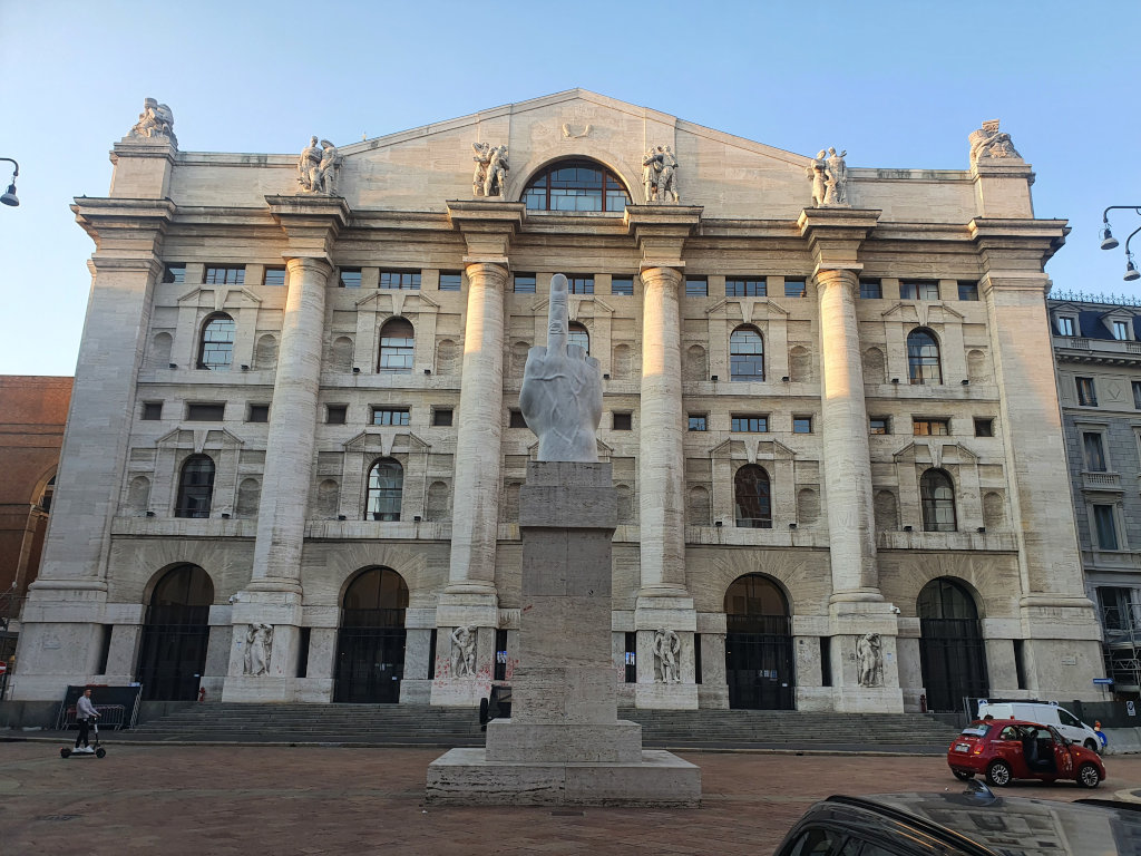 Il dito, der Stinkefinger als übergroße Statue vor der Mailänder Börse