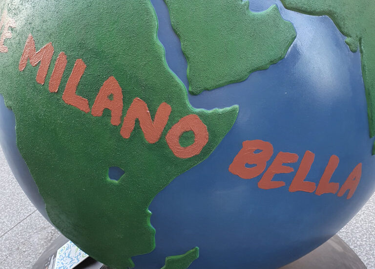 Mailand - einer der 100 Kugeln der "WE Planet" - Aktion